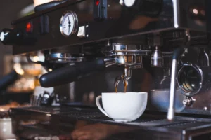 Come iniziare a lavorare in un bar con un corso caffetteria